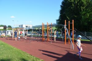 Bewegungsband-Platz in Gschwandt „Sportplatz“ – Gerätelandschaft 1